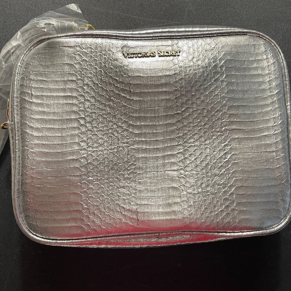 Victoria Secret purse, Silver, never used, with tag